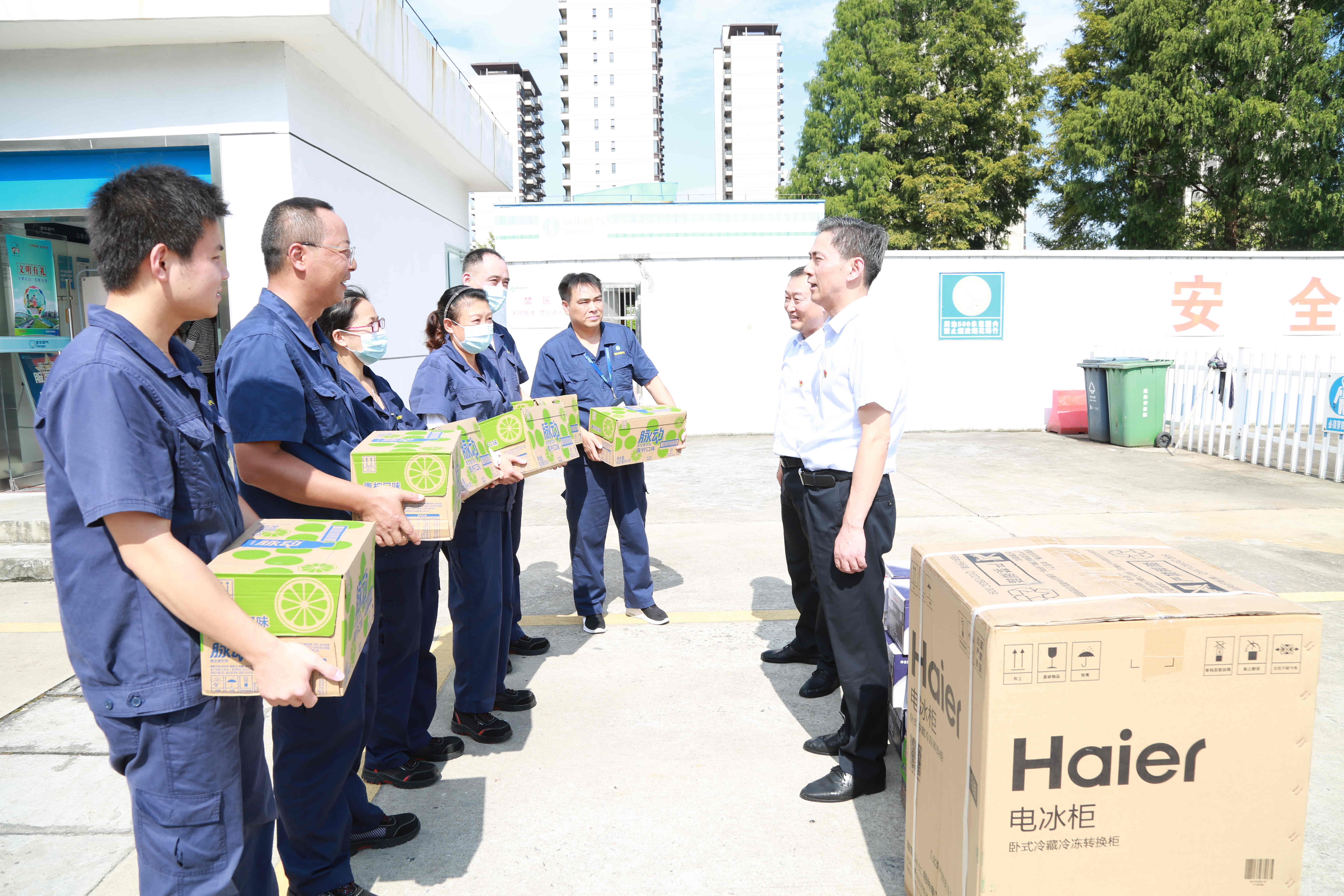 安全為本  情系職工——高溫季，安慶港華為職工撐起“遮陽傘”